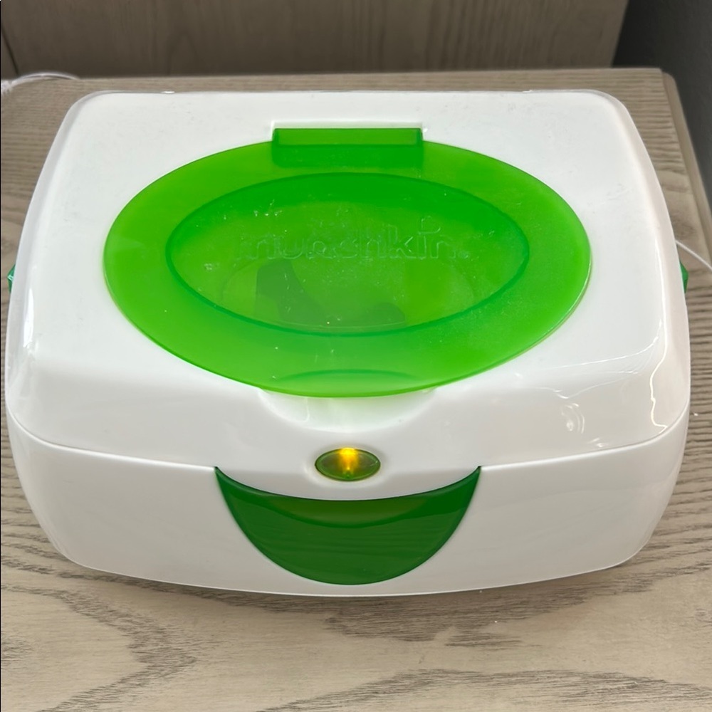 Munchkin Green and White Wipe Warmer
